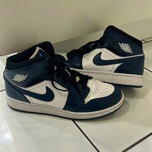 Jordan 1 mid navy, used, good condition, minor scuff marks, size 7 men,8.5 women